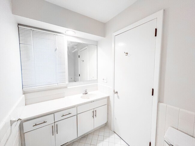 Building Photo - Stunning views. Serene atmosphere. Superb Edina. 3 Large Bedrooms + Office Space.