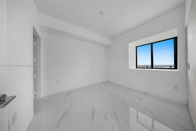 Building Photo - 700 NE 24th St