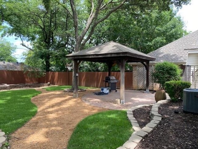 Building Photo - $500 Off First Full Month’s Rent with Move...