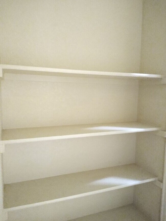 Building Photo - Super Fly 1 Bedroom with Large Study, 1 1/2 Bathrooms, Balcony, Reserved Parking AVAILABLE NOW