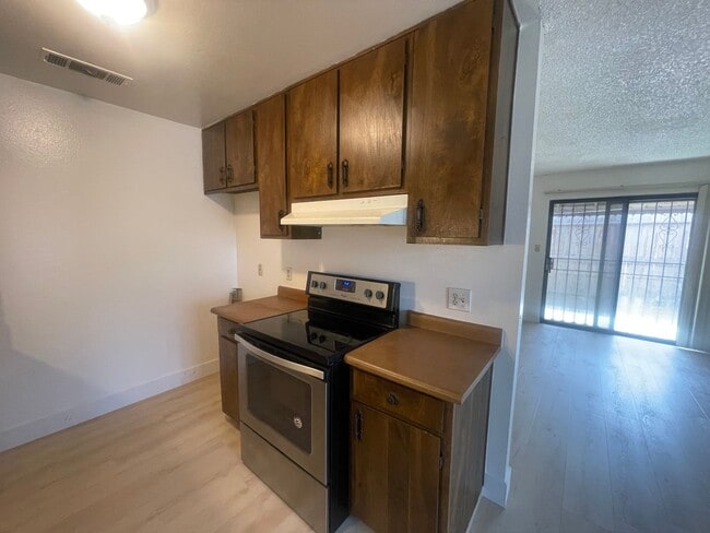 Building Photo - 1221 N Peach Ave