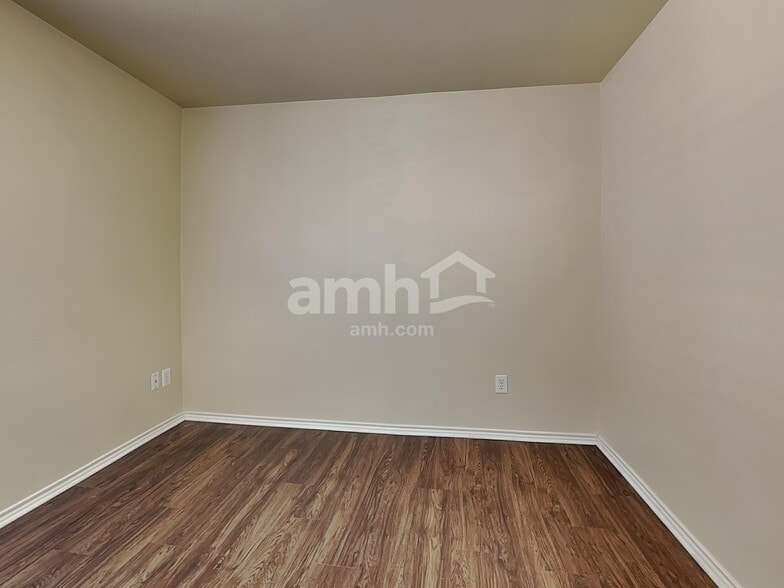 Building Photo - 702 Fleming St