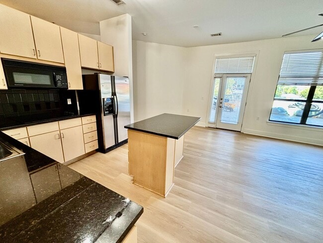 Building Photo - 1 Bedroom Condo Downtown!