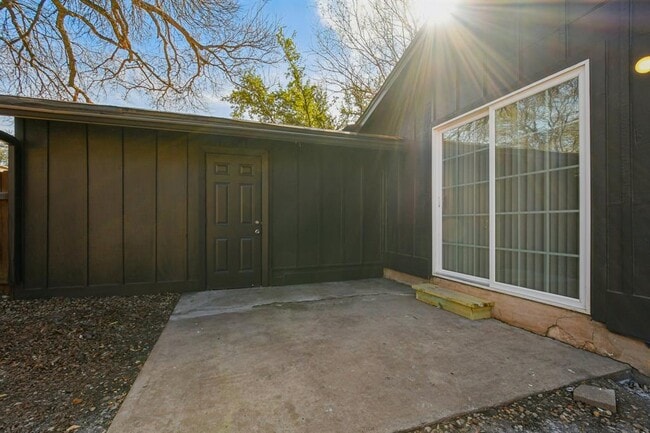 Building Photo - 11906 Broad Oaks Dr