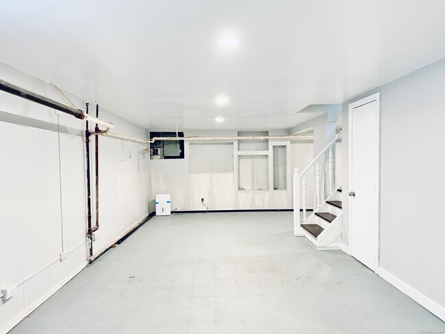 Building Photo - 10 Meadowpark Ave W