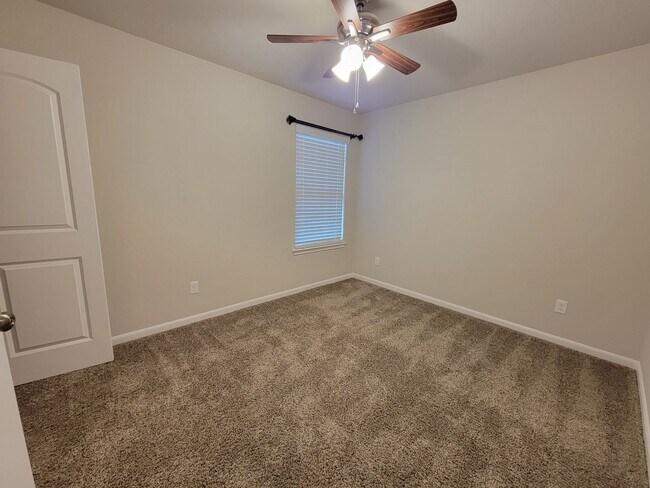 Building Photo - Bryan - 3 bedroom / 2 bath / 2 car garage house with fenced in back yard.