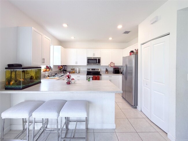 Building Photo - 2636 SE 13th Ct