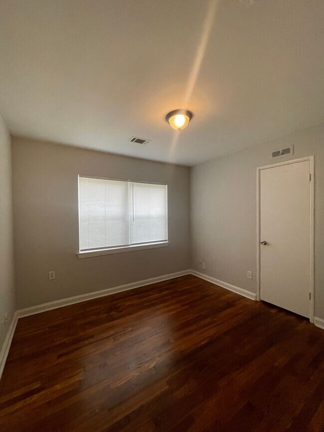 Building Photo - 916 Grenada Dr