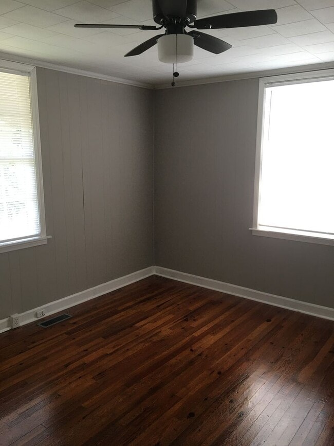 Building Photo - 2/1 House in Celanese $1095