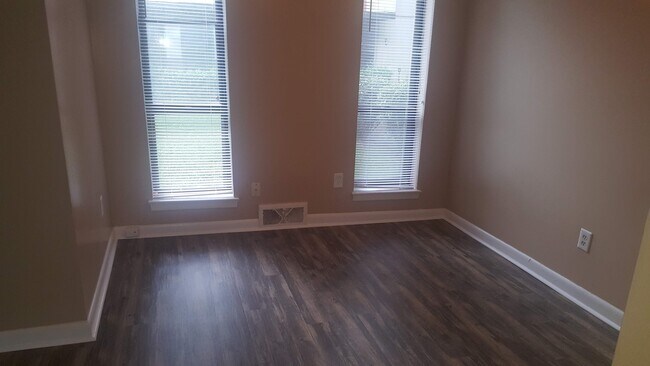 Building Photo - 655 Watson (Duplex)