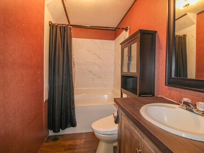 Building Photo - Nice home on a wooded lot! Minutes from Athens!