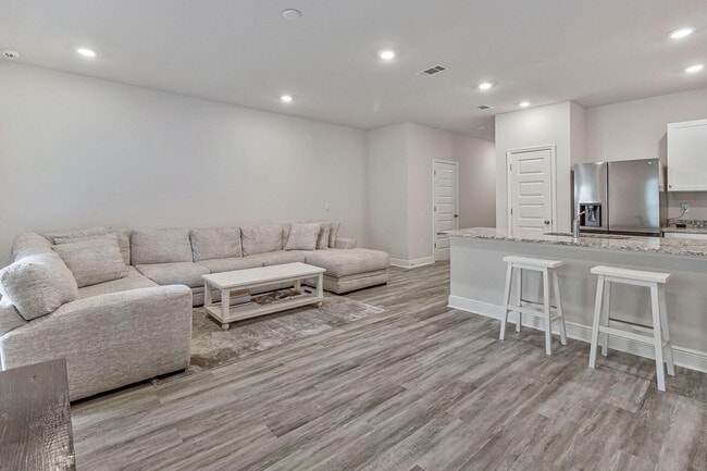 Building Photo - 1022 McLaren Cir