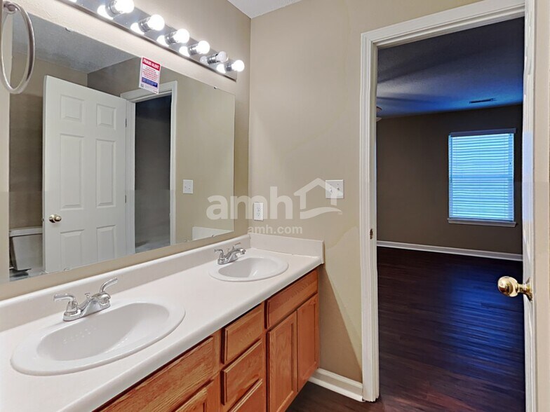 Building Photo - 657 Blue Meadow Dr