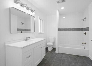 Building Photo - 15040 Broadmoor St