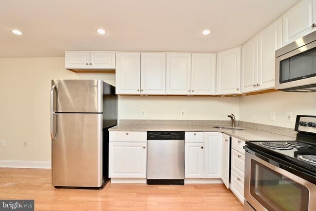 Building Photo - 620 9th St NE