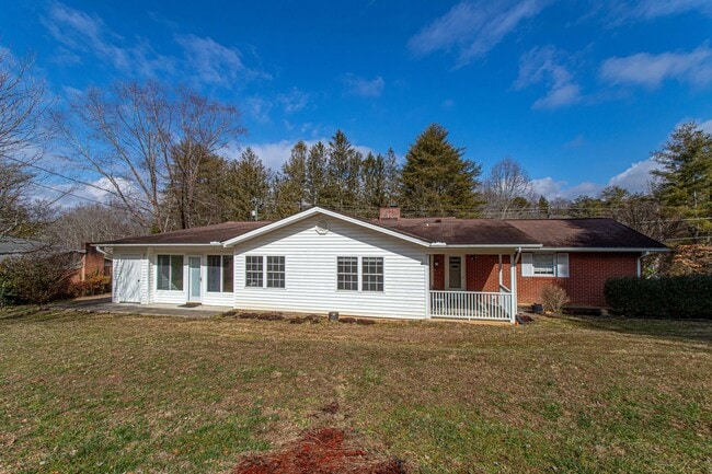 Building Photo - Convenient to Downtown Brevard