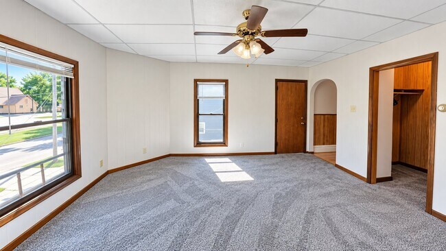 Building Photo - 610 N Center St