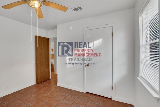 Building Photo - Inviting Home with Pool in Established Cleburne Neighborhood