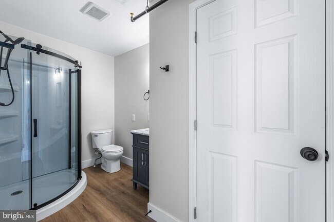 Building Photo - 320 W King St