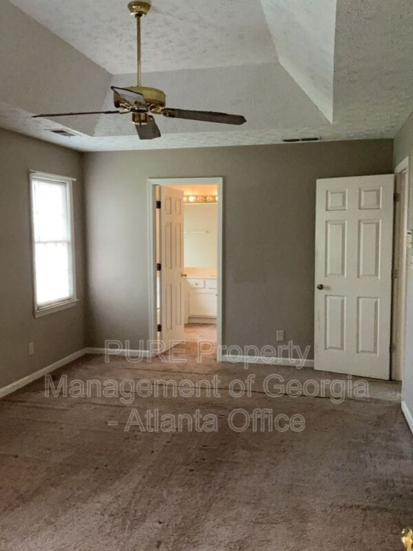 Building Photo - 743 Helga Dr NE