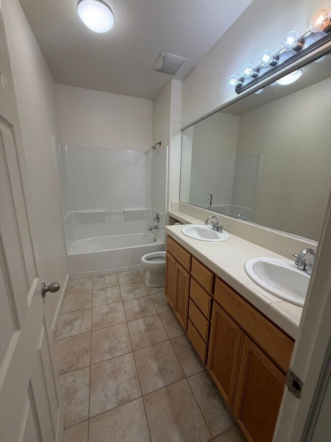 Building Photo - 702 Chandon Dr