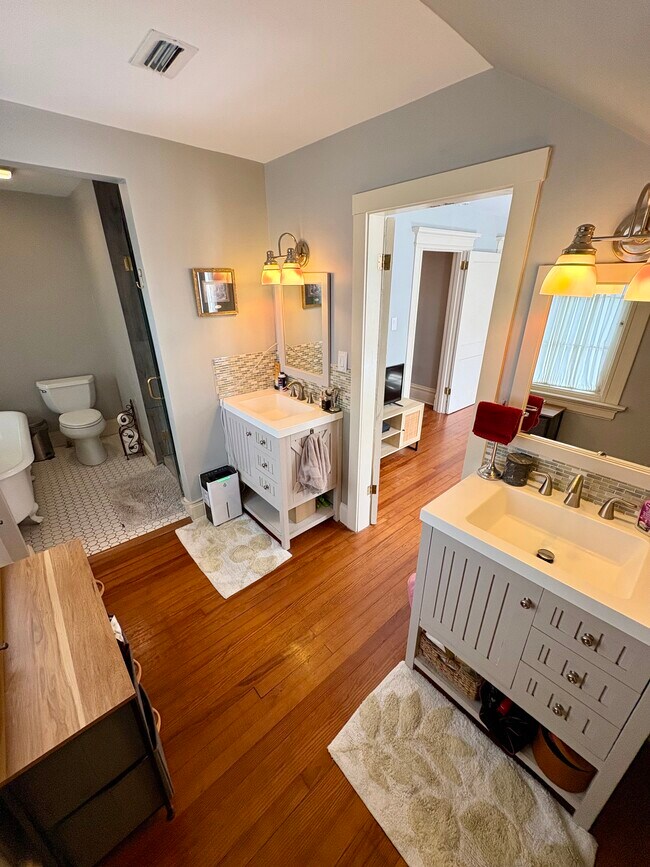 Building Photo - 2043 Dellwood Ave