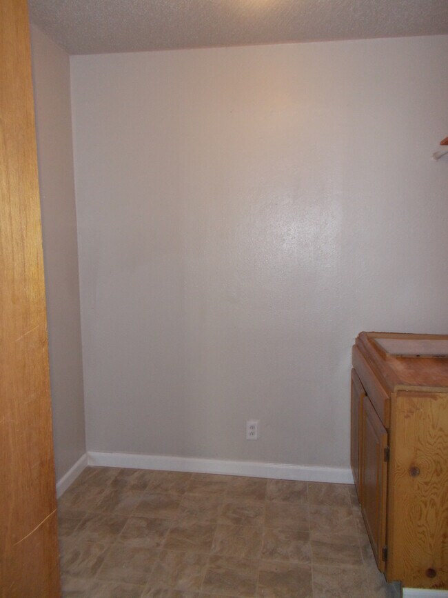 Building Photo - 2 Bedroom, 1 Bath house with a Huge Backyard!