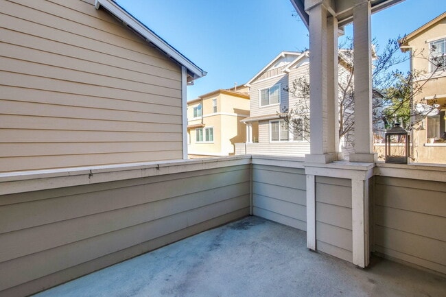 Building Photo - Large, Bright and Beautiful 3BR/2.5BA/2,195sf home in great condition!