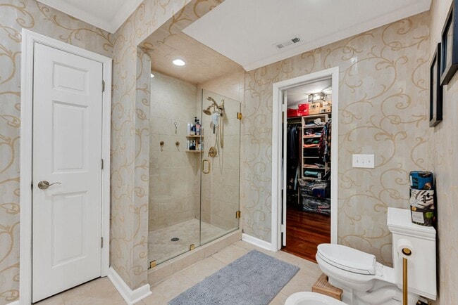 Building Photo - A rare estate-style rental in Thoroughgood
