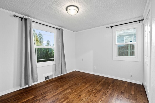 Building Photo - Spacious Five Bedroom Shadle Park Rancher