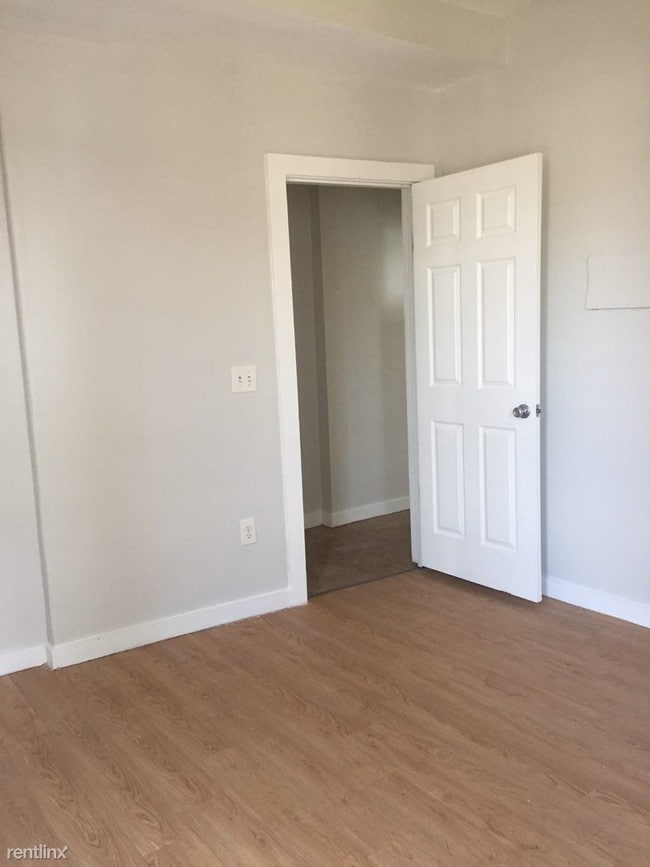 Building Photo - 1 br, 1 bath Apartment - 193 Center St Apt 1