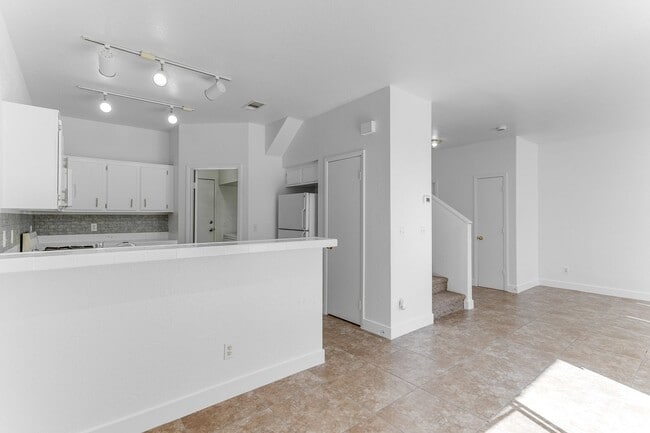 Building Photo - Exceptional 2 Bedroom in Desirable Location & Stunning Amenities