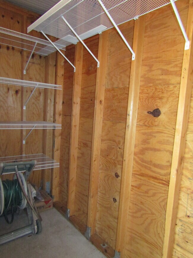 Building Photo - 815 Montrose Dr