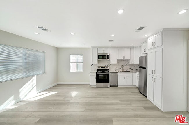 Building Photo - 10953 Whitegate Ave