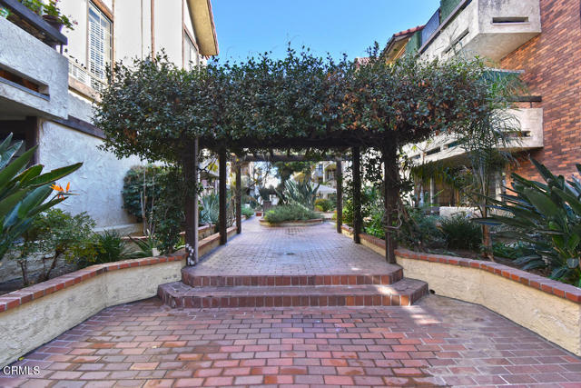 Building Photo - 5534 Encino Ave