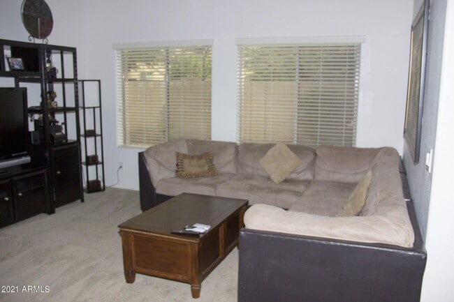 Building Photo - Charming 3 bedroom plus den and 2.5 bath home with full SOLAR !!