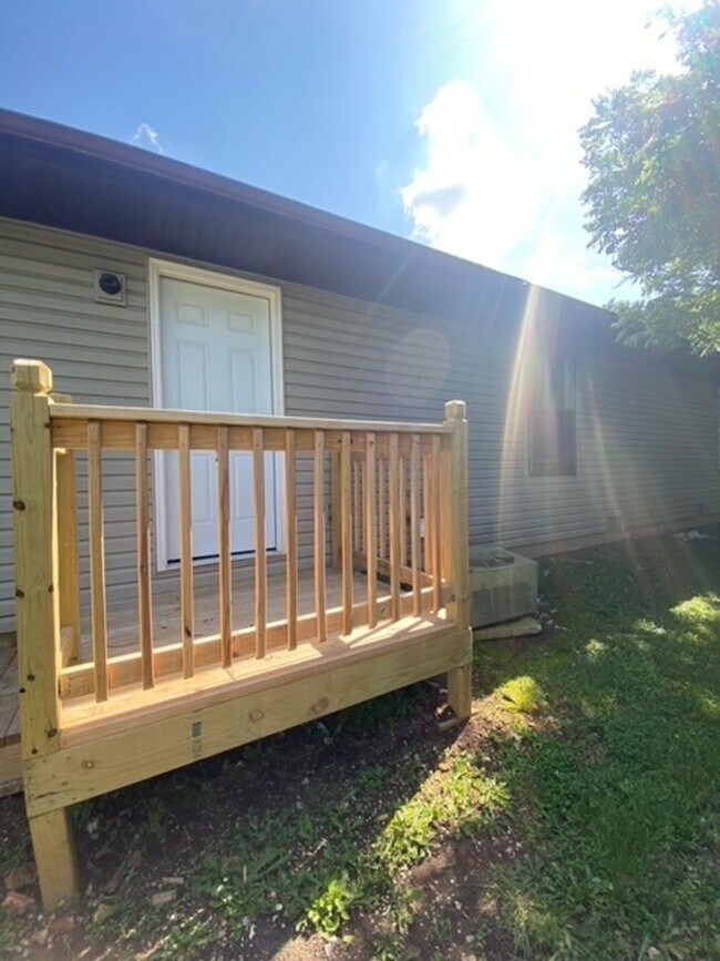 Building Photo - Great Duplex! 2 Bed, 1 Bath