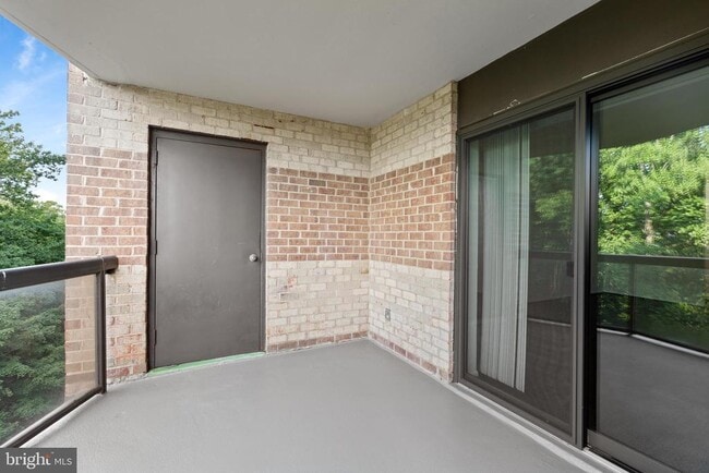 Building Photo - 8370 Greensboro Dr
