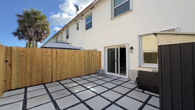 Building Photo - Charming 2-Bed Townhouse with on Ashley River Road!