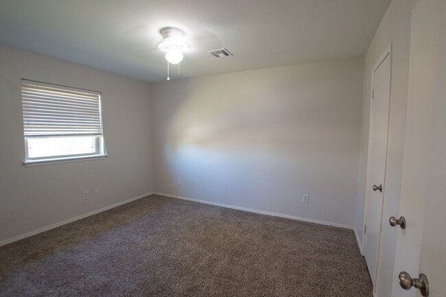Building Photo - 224 S Bouziden Dr