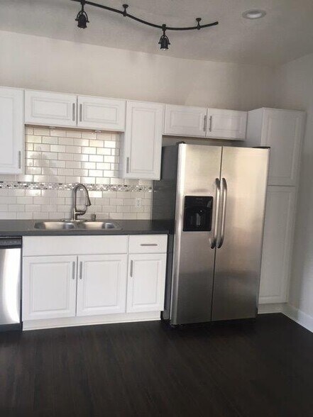 Building Photo - 407 S Melville Ave