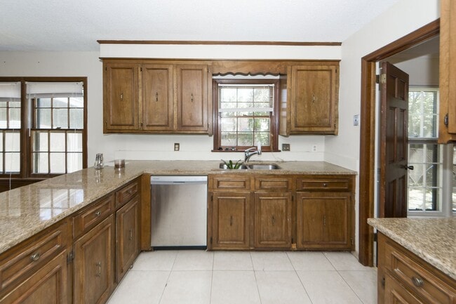 Building Photo - 5 Bedroom 3 Bath Home in Parkshore - Charl...