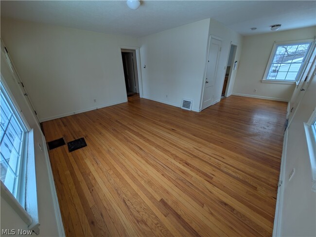 Building Photo - 637 E Wilbeth Rd