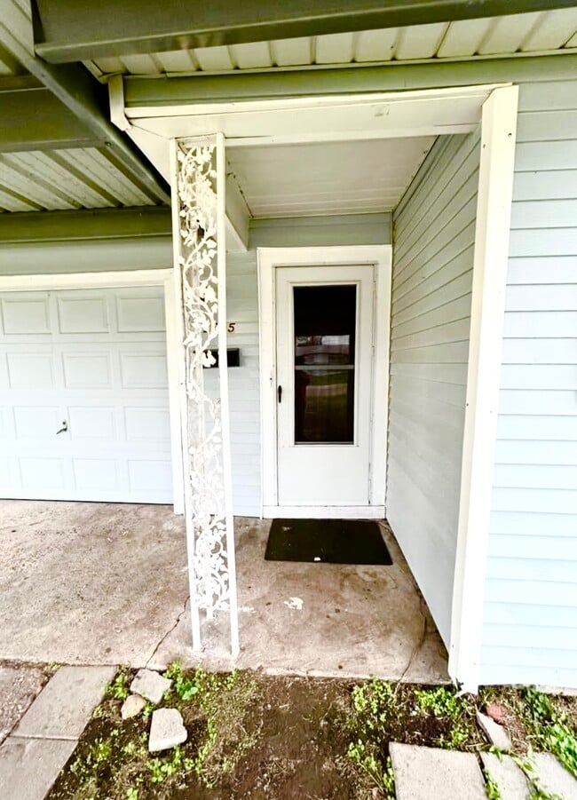 Building Photo - 2305 Kingsdale Dr