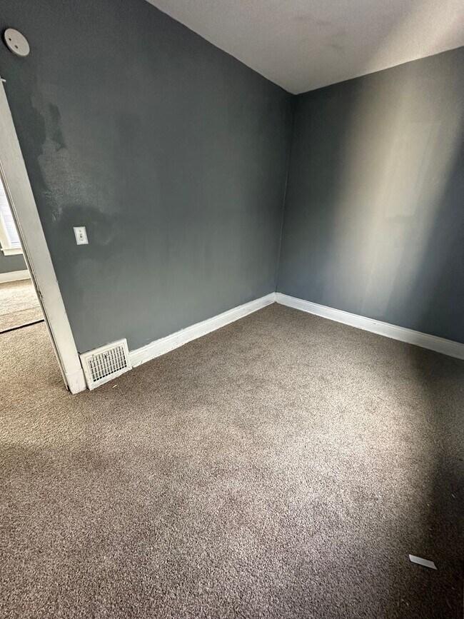 Building Photo - 5 Bedroom 1 Bath