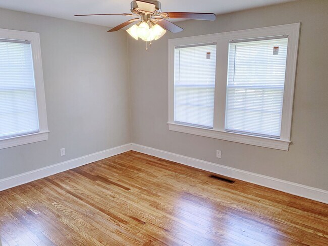 Building Photo - 3 Bedrooms 2 Full Bathrooms with fenced in...