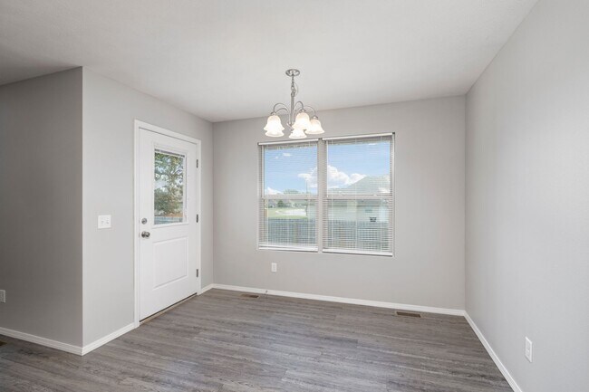 Building Photo - 4 Bedroom Home in Republic with fence!