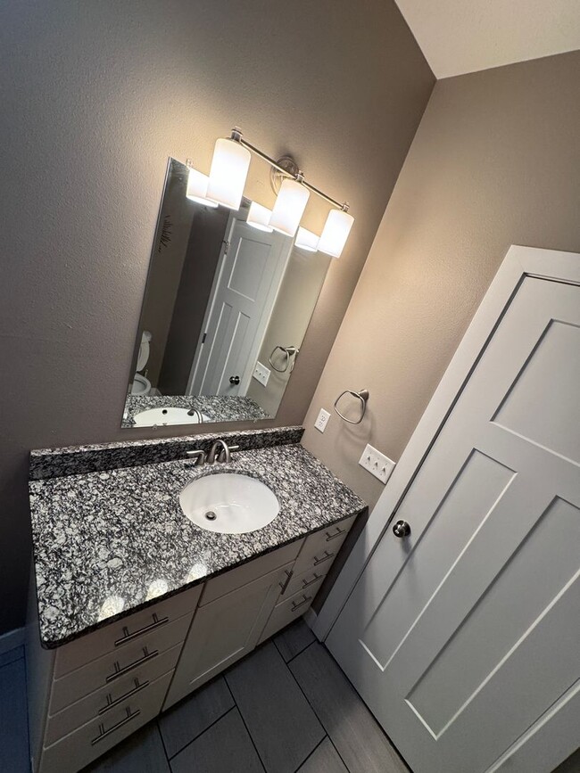 Building Photo - $2800 - 4 Bed 3 Bath Home in Westside Siou...