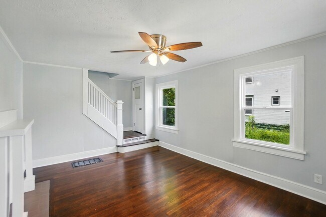 Building Photo - Two Bedroom in Dayton!