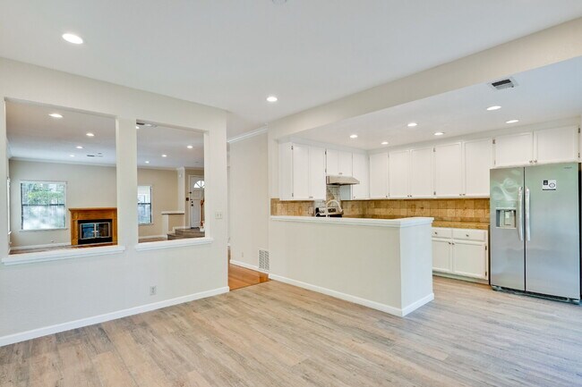 Building Photo - Large, Bright Sunnyvale Townhome near Border of Mountain View